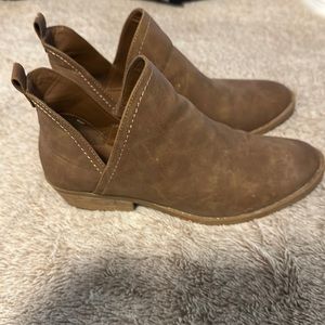 Universal Thread Brown Booties